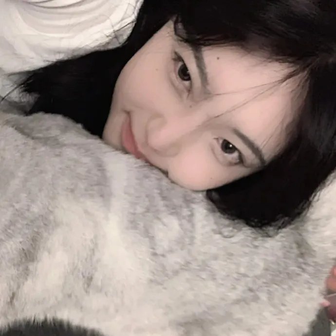 葡萄架下的女神